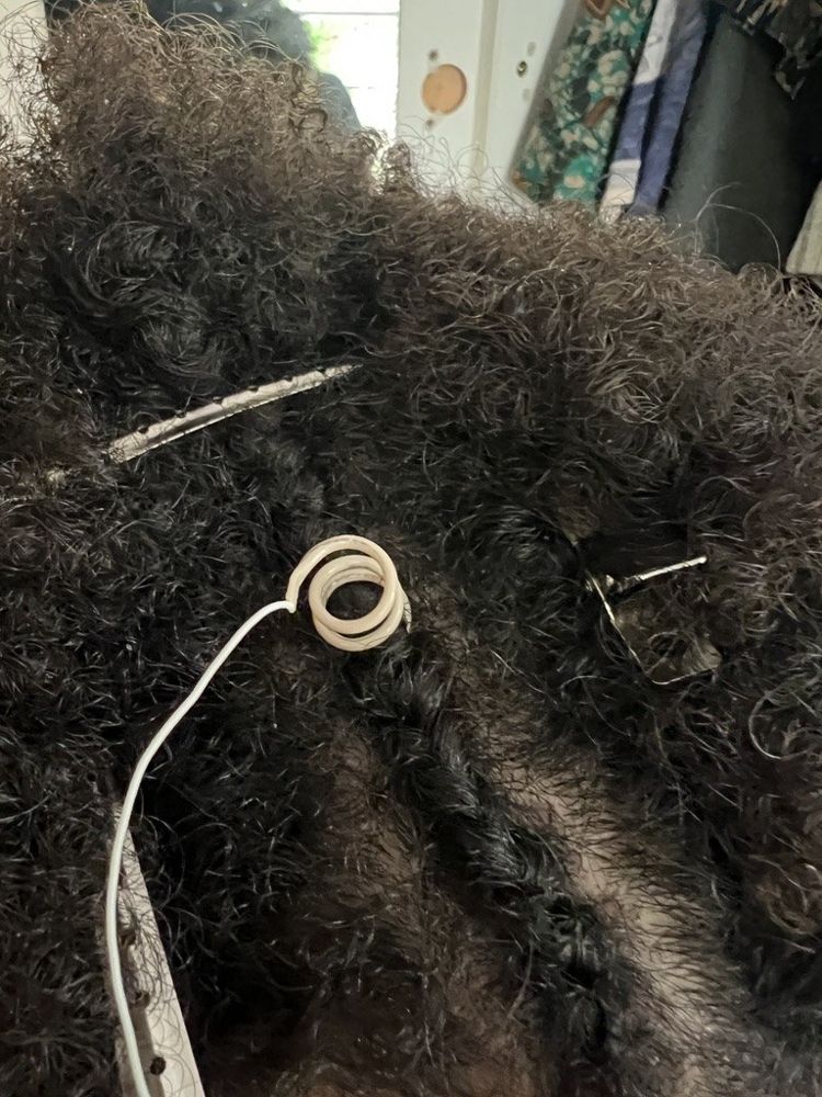 Syn-R1 electrodes placed in afro-textured hair
