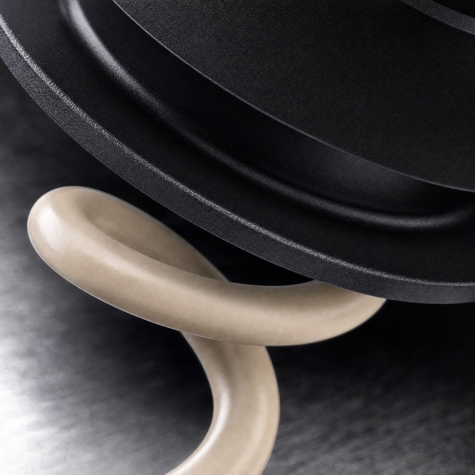 Close-up of the Syn-R1 electrode's spring tip